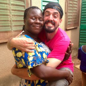 Guillaume Vermette Clown Humanitaire Burkina Faso Câlin